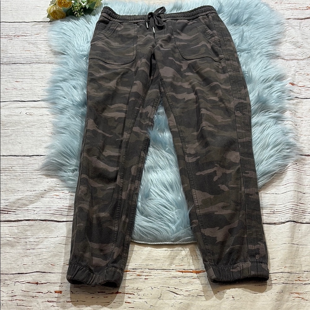 Athleta Green Camo Fallon Joggers sz 2